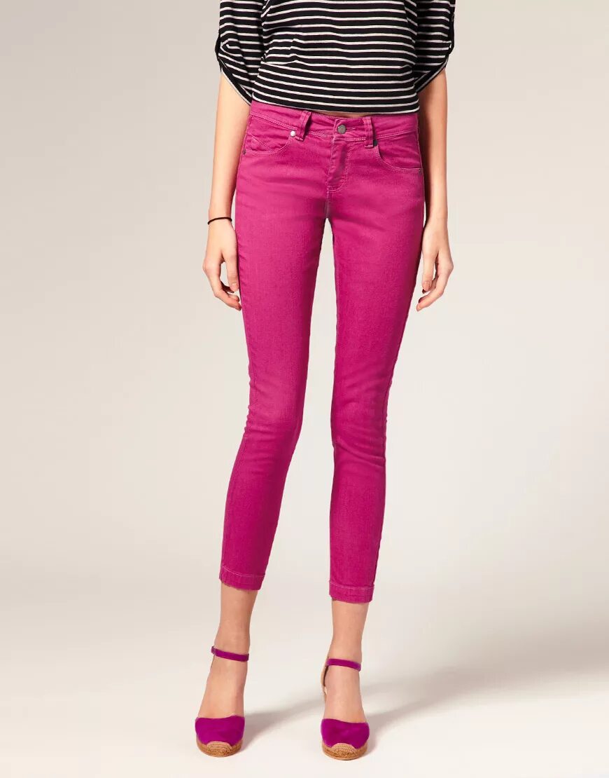 Черно розовые брюки. Розовые джинсы. Розовые скинни джинсы. Розовые джинсы женские. Темно розовые джинсы.