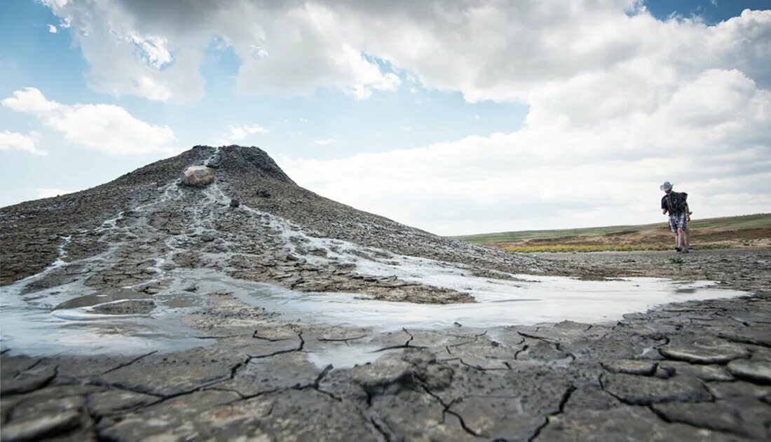 Вулкан джау тепе в крыму. Вулкан в крыму. Грязевой вулкан джау-тепе керчь. Грязевой вулкан карадаг. Долина грязевых вулканов в крыму.