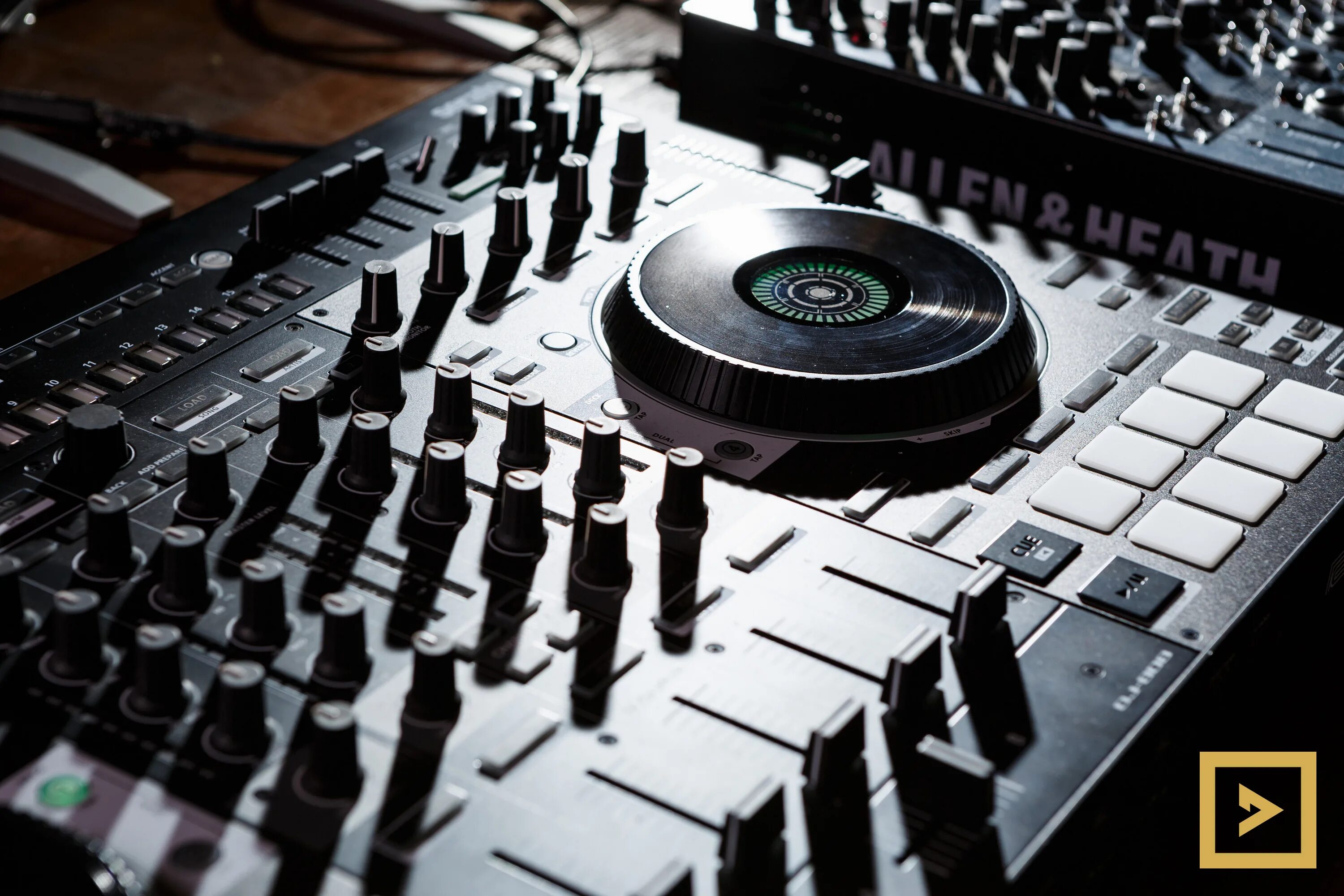 Roland dj-808. Dj serato 808 упаковка. Dj контроллер dj-808 roland. Диджейский контроллер. Roland tr 808 диджейский пульт.