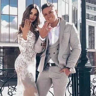 Модель женилась
