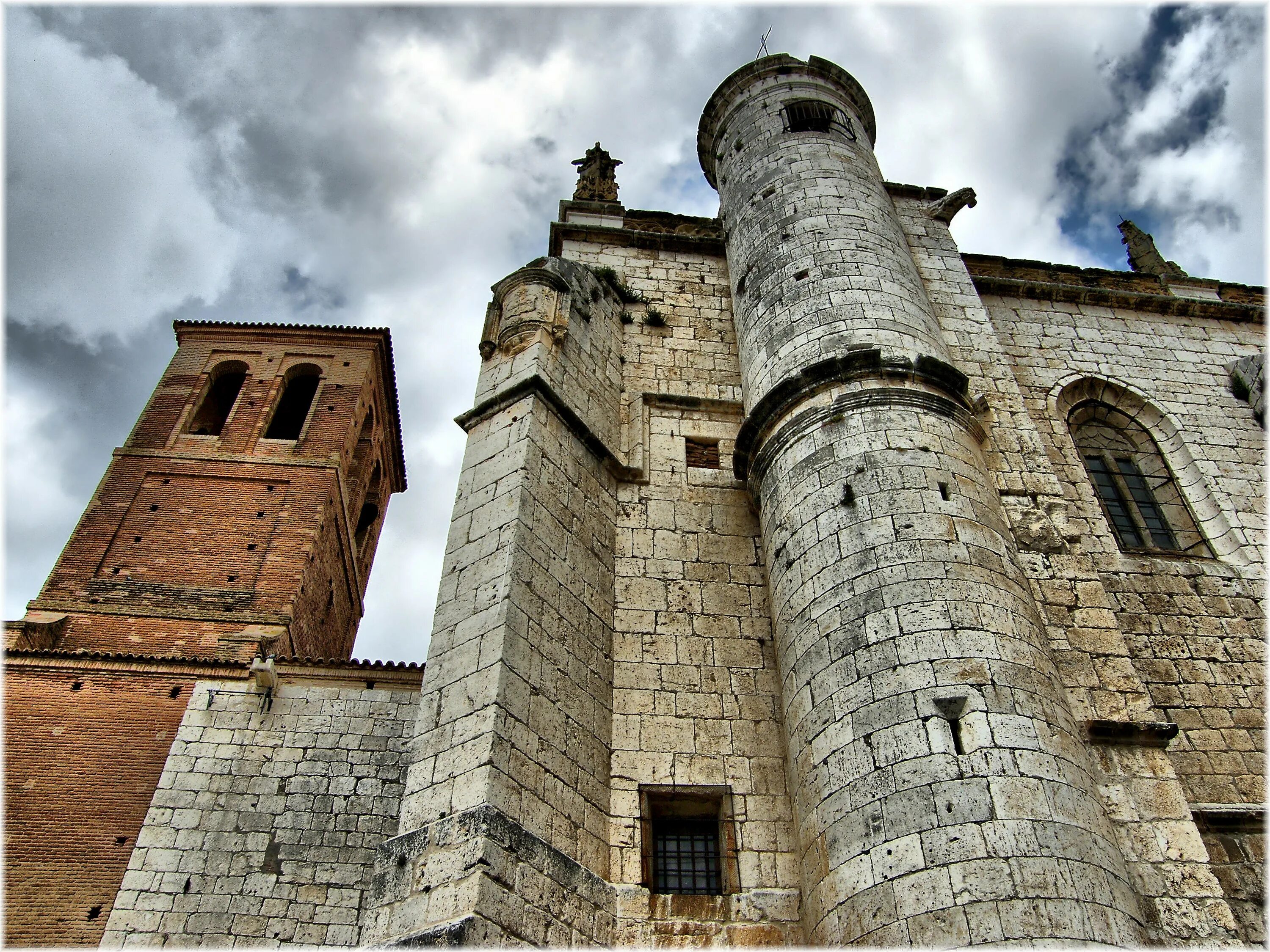 Самая крупная крепость из сохранившихся и действующих. Замок Тордесильяс. Эльфироза старинная башня Испания. Башня замка. Древние башни Европы.