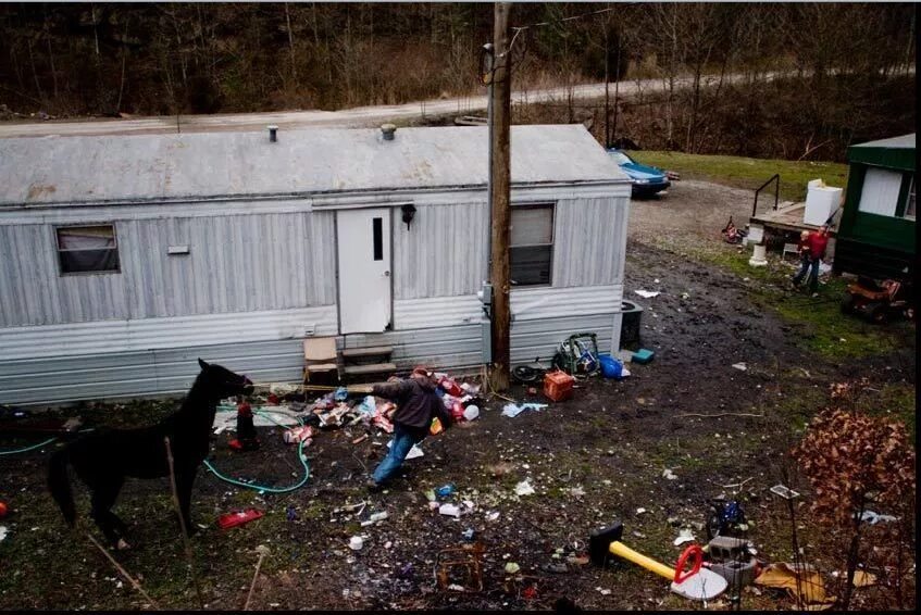 Трейлер где живут. Американская глубинка нищета. Бедные дома в Америке.
