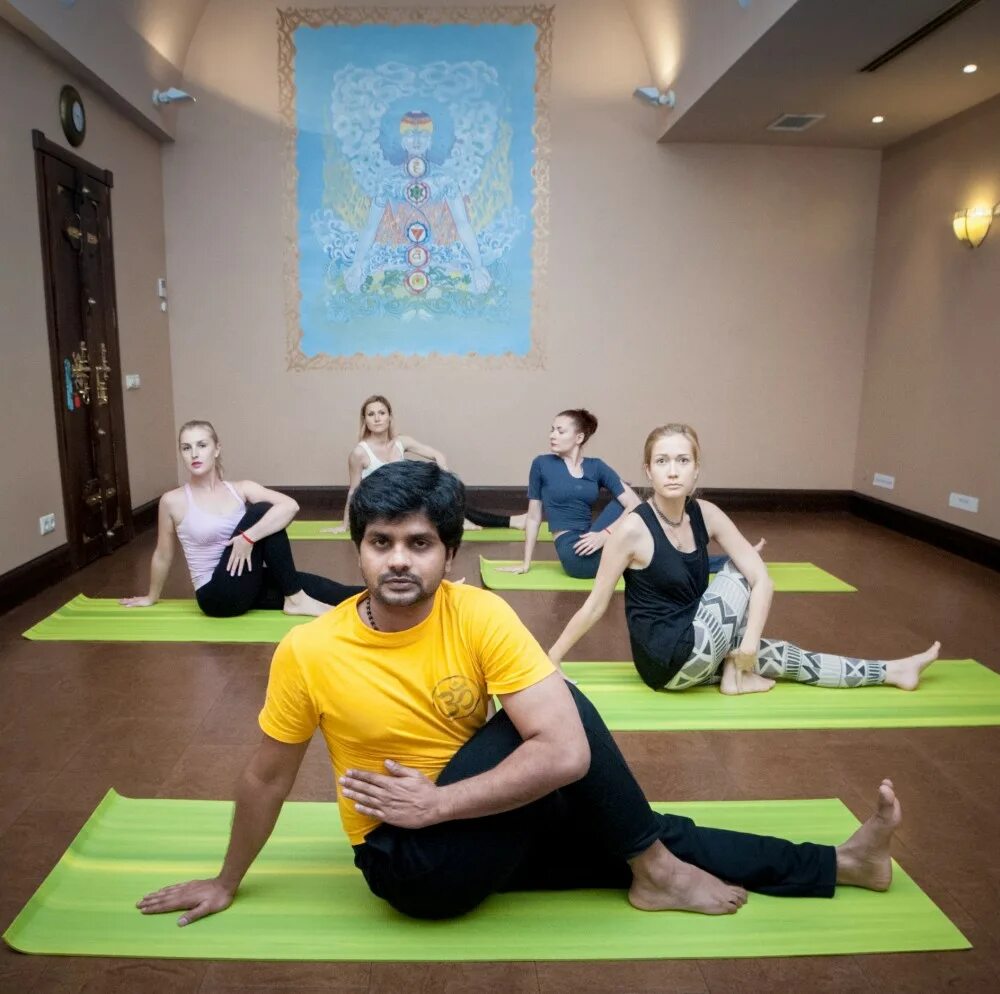 Робин махаджу остеопат. Центр аюрведы. Центр аюрведы в керале. Йога в зале. Клиника аюрведа крылатское.