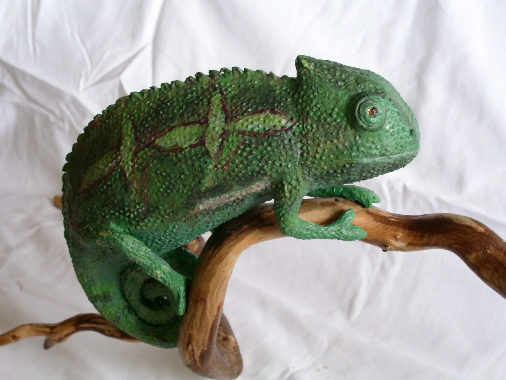 Хамелеон из полимерной глины. Как слепить хамелеона. Лепим хамелеона. Как слепить хамелеона. Хамелеон пластилин.