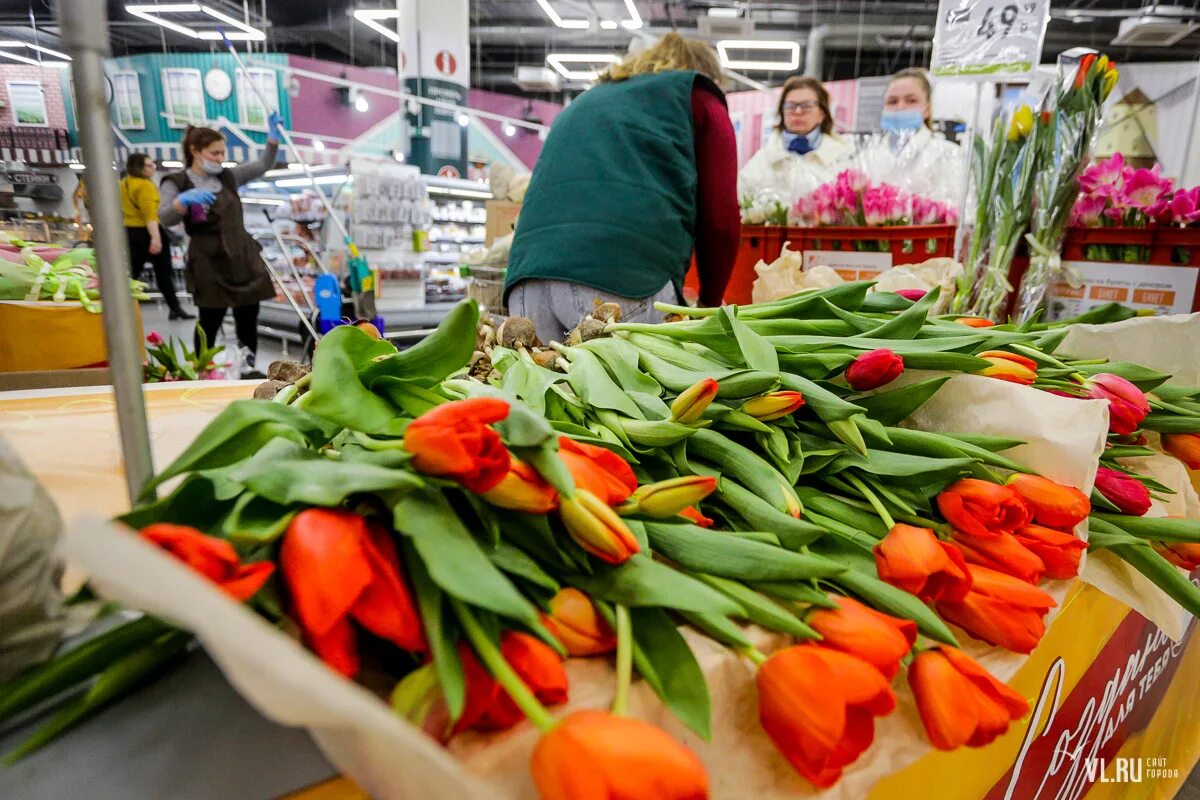 Грузовик с тюльпанами. Тюльпаны в городе. Цветы которые продают. 150 Тюльпанов.