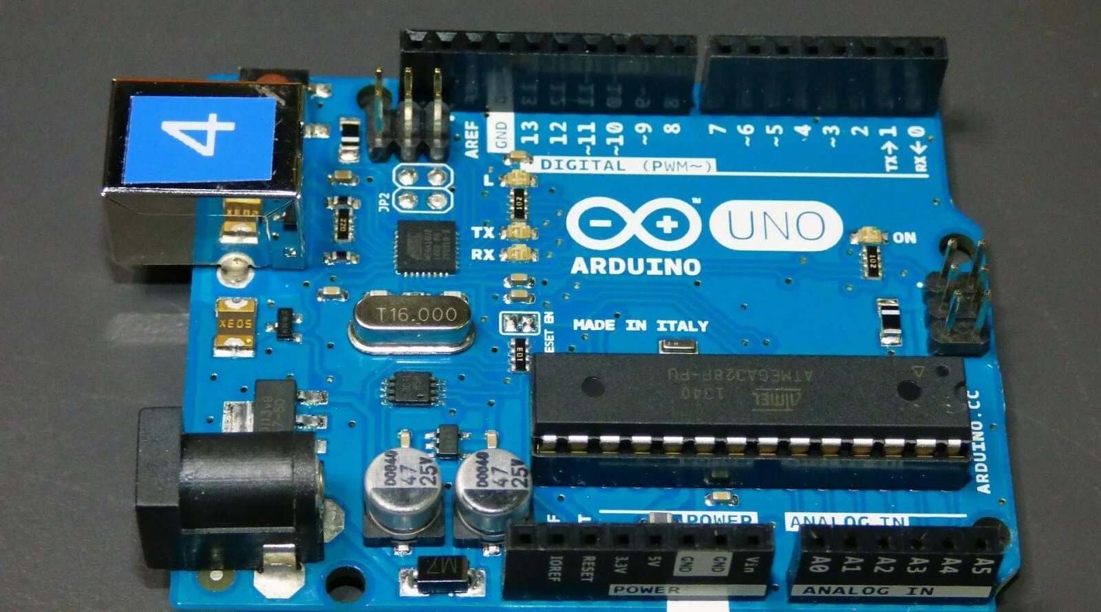 Темы ардуино. Ардуино уно. микроконтроллер arduino uno. микроконтроллер ардуино уно. робот и плата ардуино.