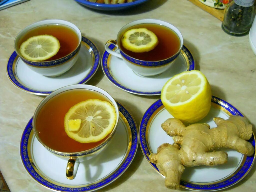 Выпить чаю лимоном. Чай с лимоном и имбирем. Тайский чай с лимоном. Чай с лимоном и медом при кашле. Имбирный чай.