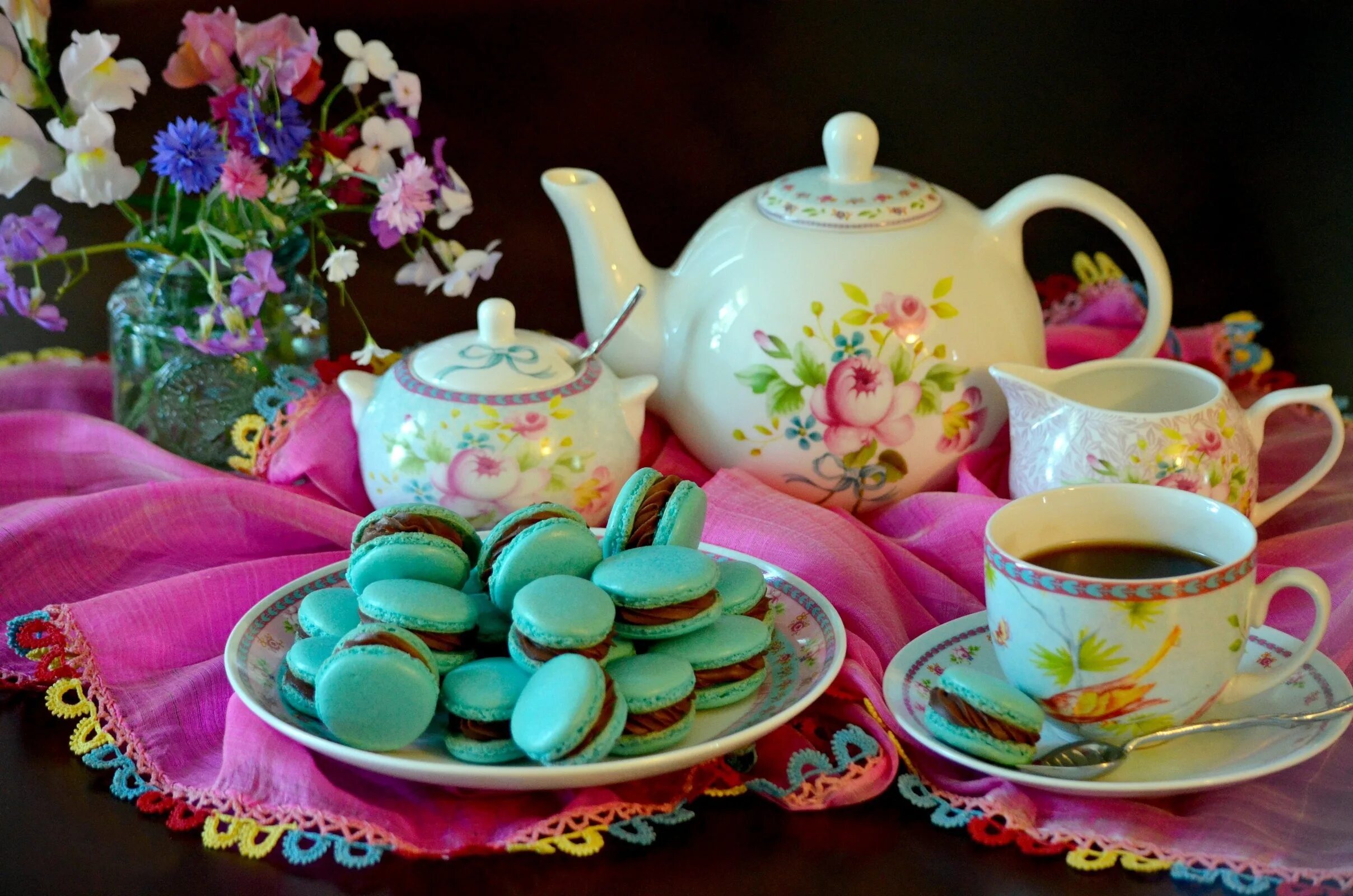 Красивое чаепитие картинки. Чаепитие. Чай с вкусняшками. Красивое чаепитие. Чай со сладостями.