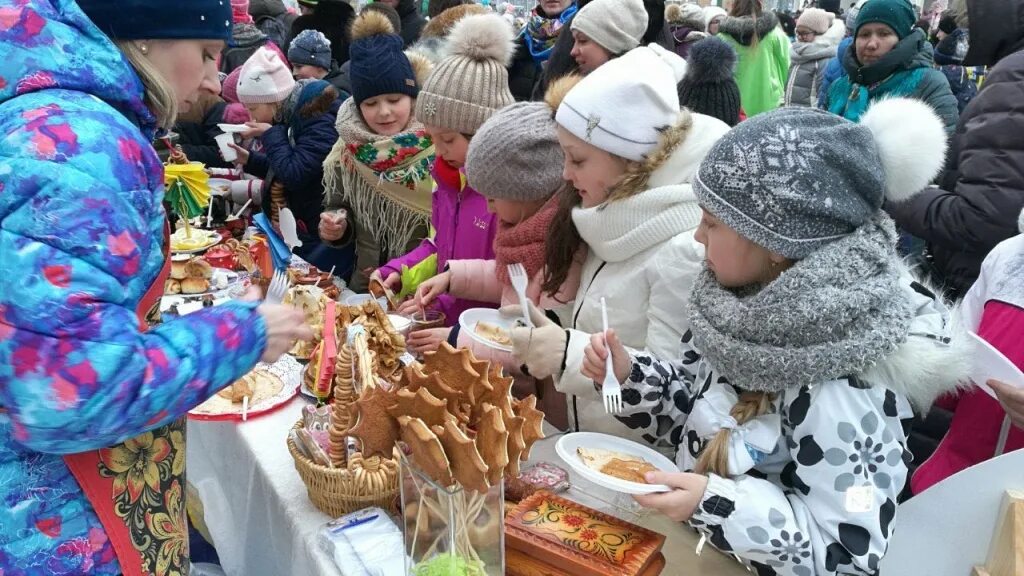 Масленица в школе. Ярмарка на Масленицу в школе. Масленица в школе на улице. Фотография масленичная ярмарка в школе.