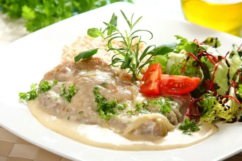 свинина в сметанном соусе. отбивные из свинины в сметане.