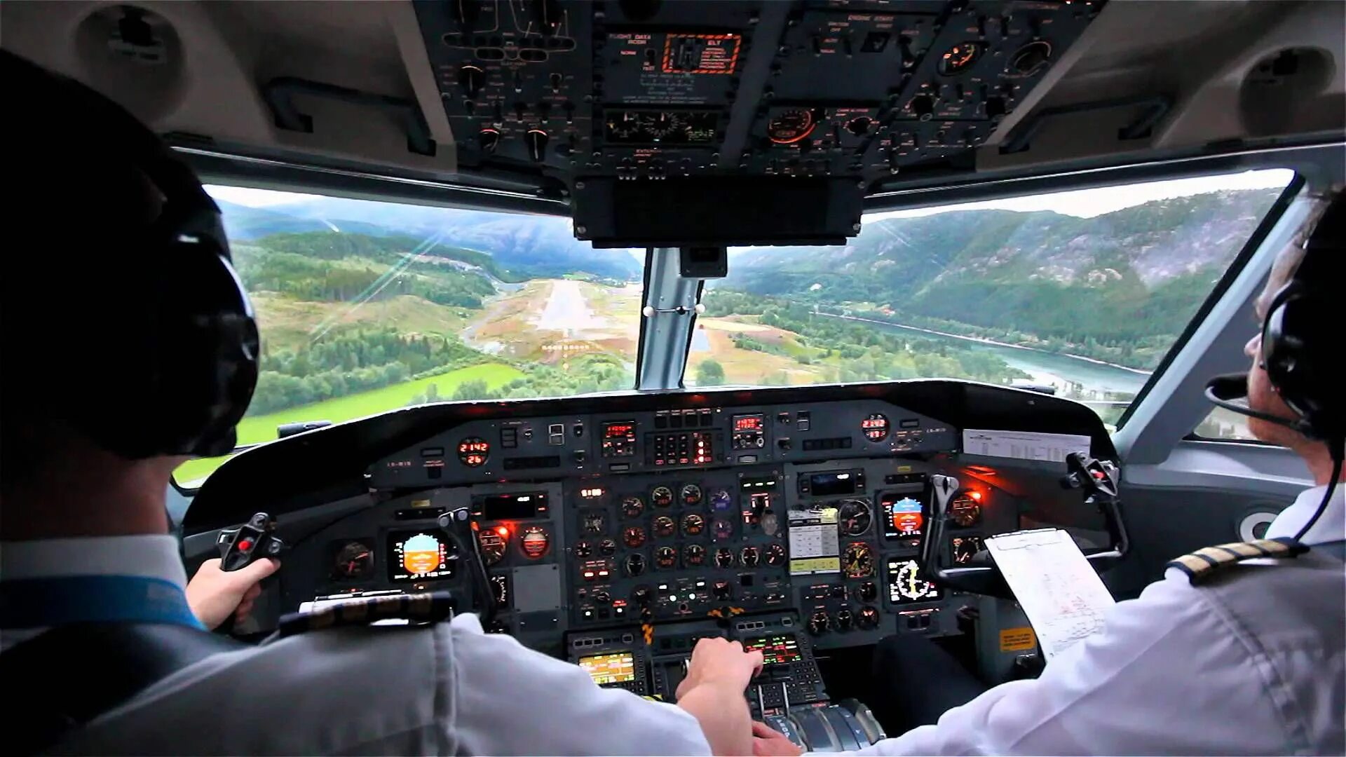 Кабина пилота самолета. Авиатренажер a380. Взлёт Боинга 747 из кабины пилота. Dash 8 Cockpit. Боинг 737 кабина посадка.