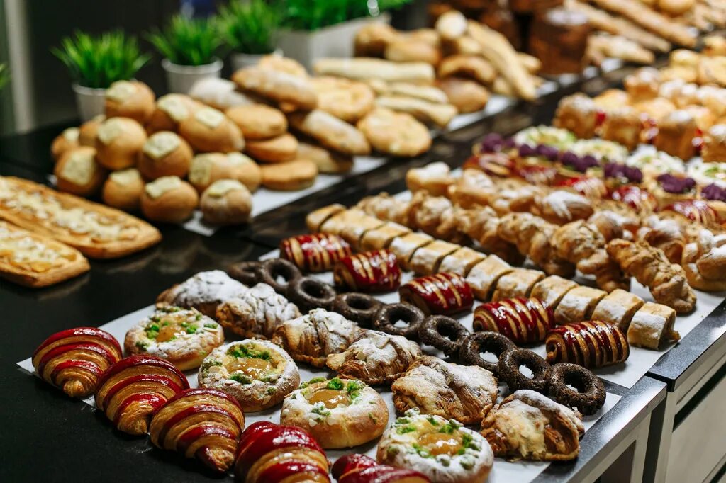 праздничная выпечка разновидности. выпечка недорого. слоеное тесто к чаю. аппетитные булочки. казахская выпечка.