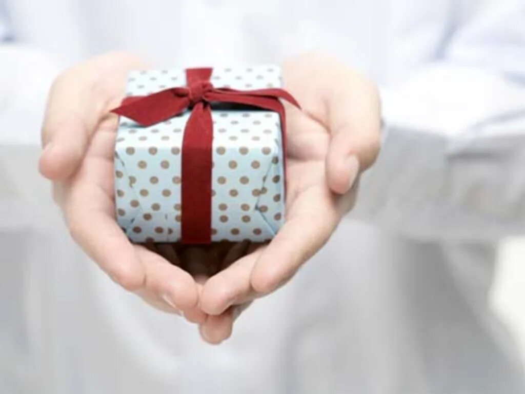Куда подарки бывшего. Подарочные коробки. Подарочные коробки. Приятный подарок. Мужчина дарит подарок.