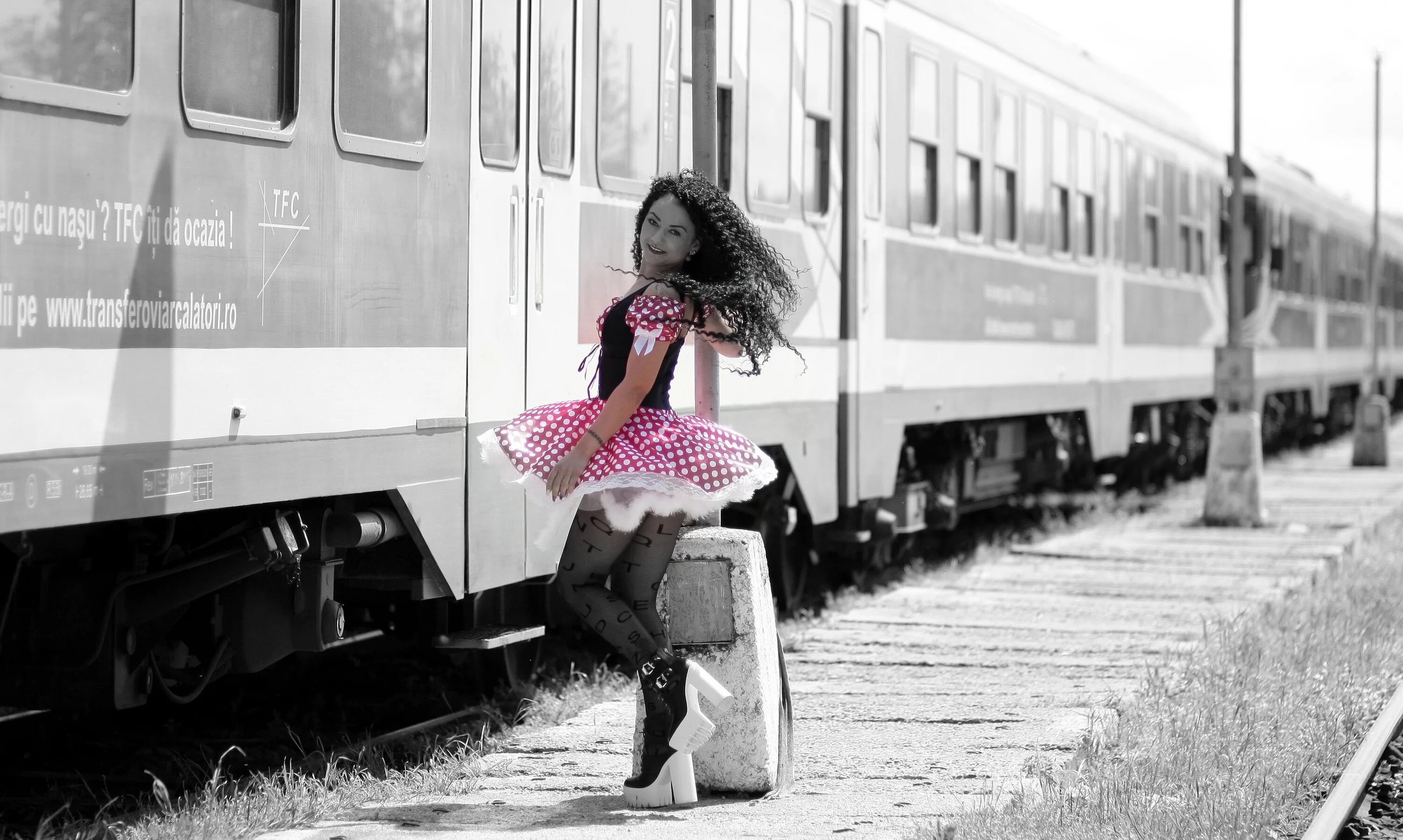 Девушка уезжает на поезде. Поезд ушел. Уходящий поезд. Последний вагон. Get off the train