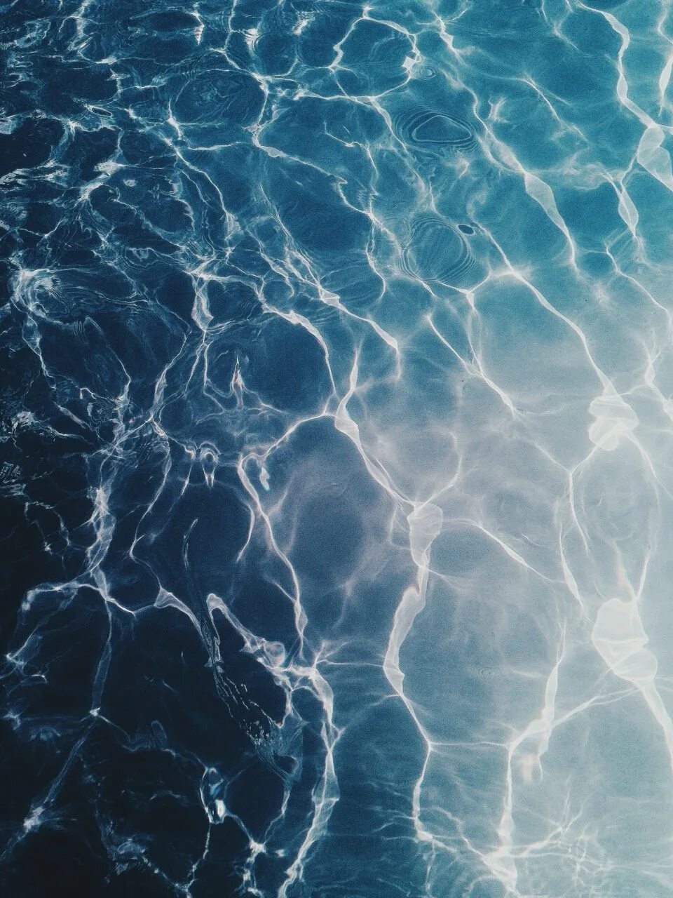 Вода снизу вверх. Текстура воды. море вода. вода эстетика. гладь воды.