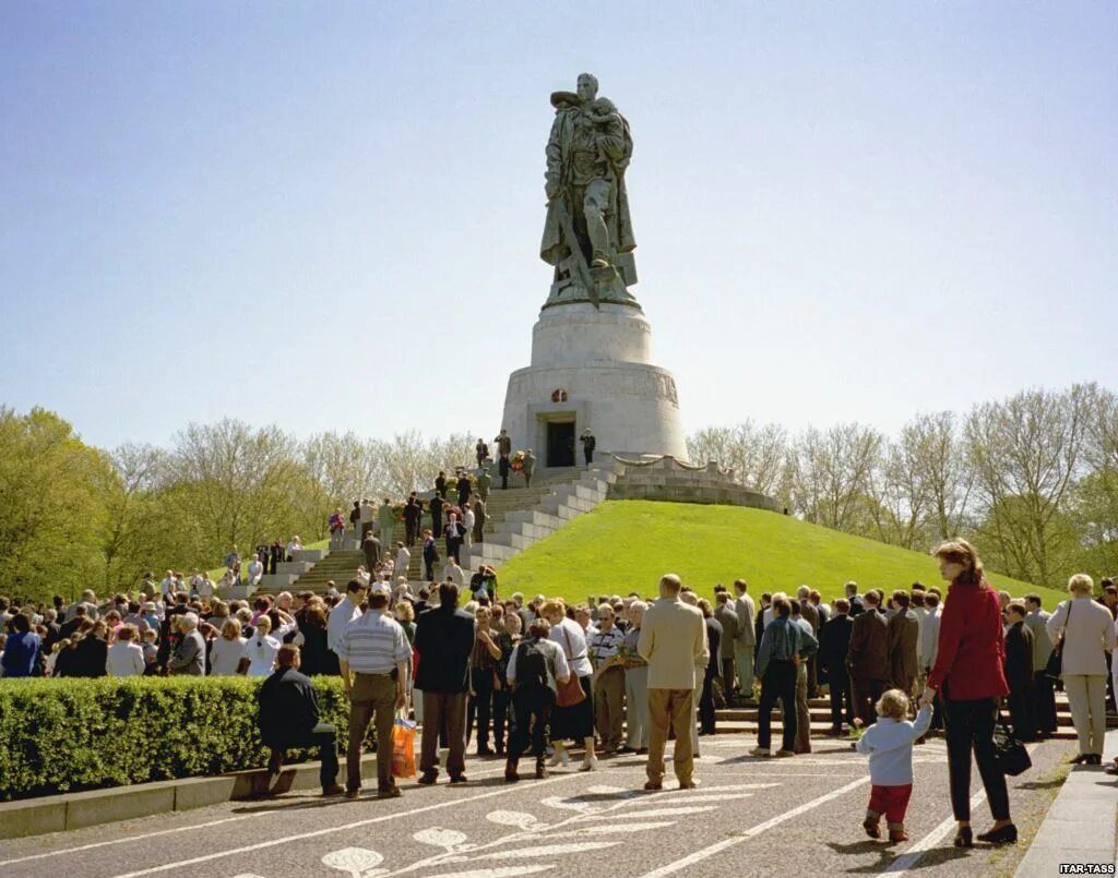 Памятник советским воинам в трептов парке. Воин-освободитель трептов-парк берлин. памятник советскому солдату в трептов парке в берлине. памятник солдату в трептов парке в берлине. памятник воину-освободителю в берлине в трептов-парке.