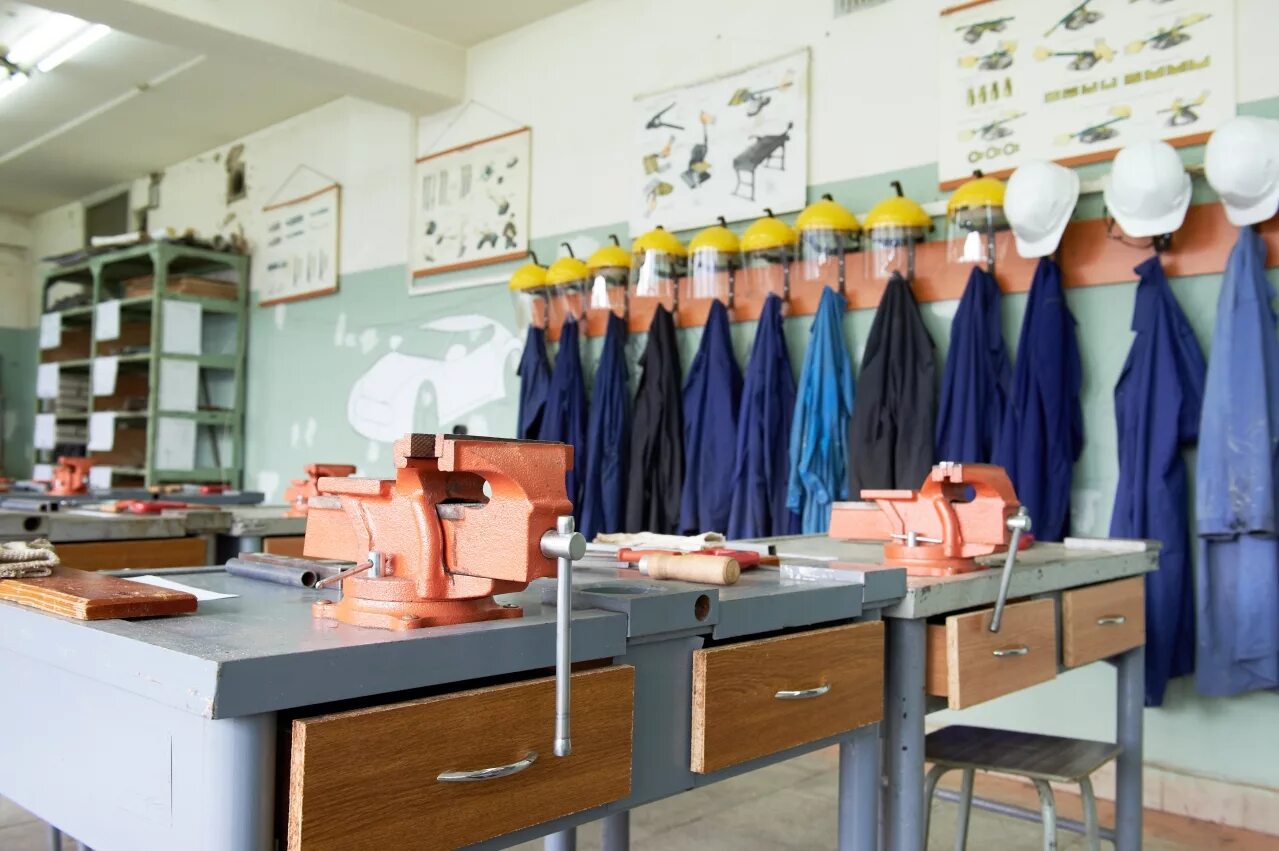 Мастерские в школе. Оборудование класса. Учебные мастерские требования. Оборудование для слесарной учебной мастерской. Оборудование для школьной мастерской для мальчиков.