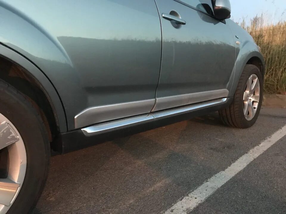 Накладки на пороги митсубиси аутлендер хл 2008. Пороги на mitsubishi outlander xl. Аэродинамические пороги аутлендер 3. Пороги на mitsubishi outlander xl. Пороги outlander xl.