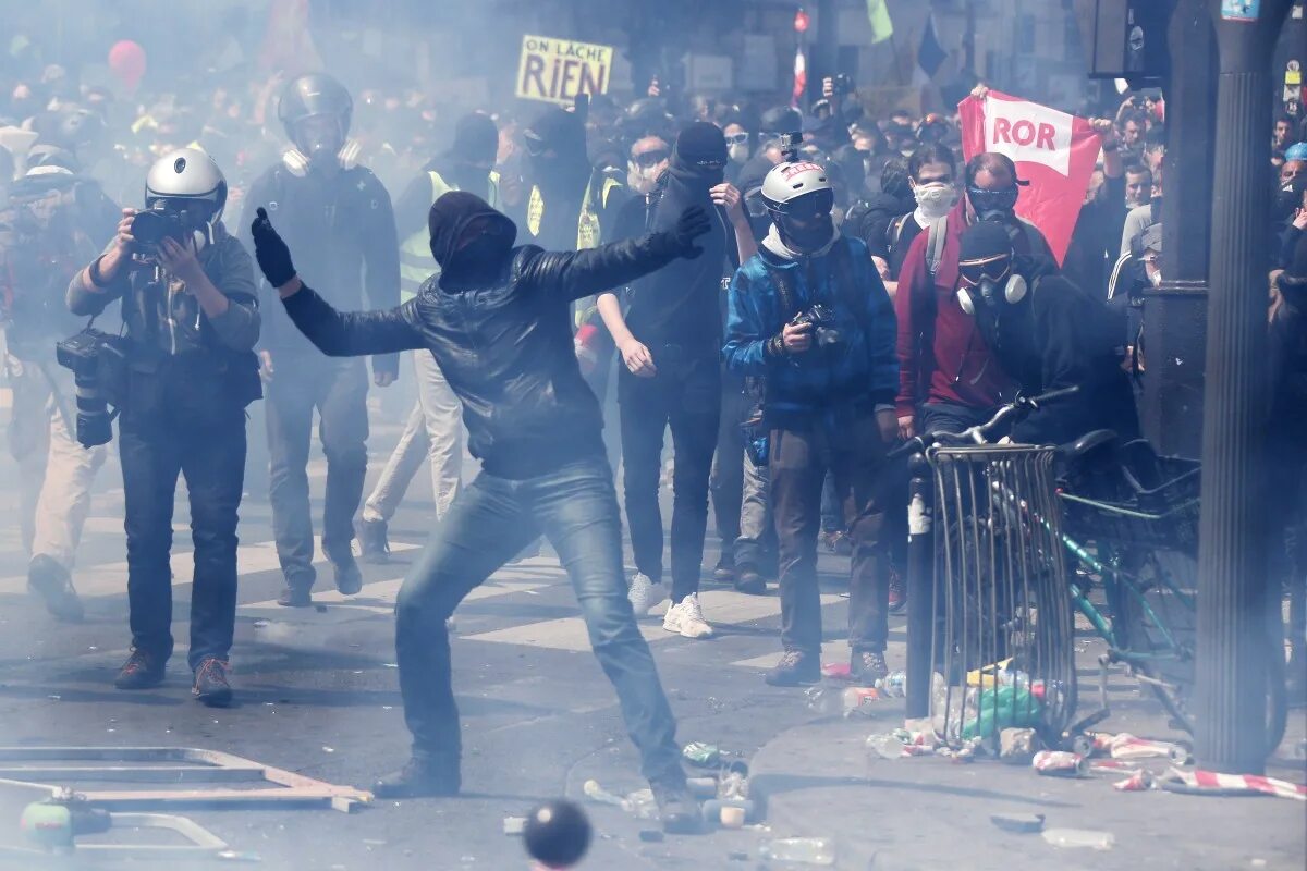 Толпа массовые беспорядки. Толпа протестующих. Общественные беспорядки. Франция майдан