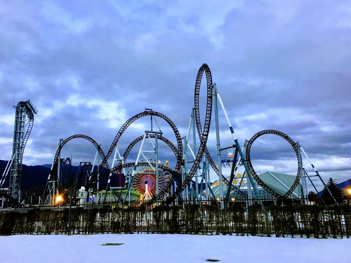 Самое развлечение. Takabisha (парк Fuji-q Highland). Американские горки в Японии Такабиша. Аттракцион Takabisha Япония. Горки Такабиша: аттракцион в Японии.