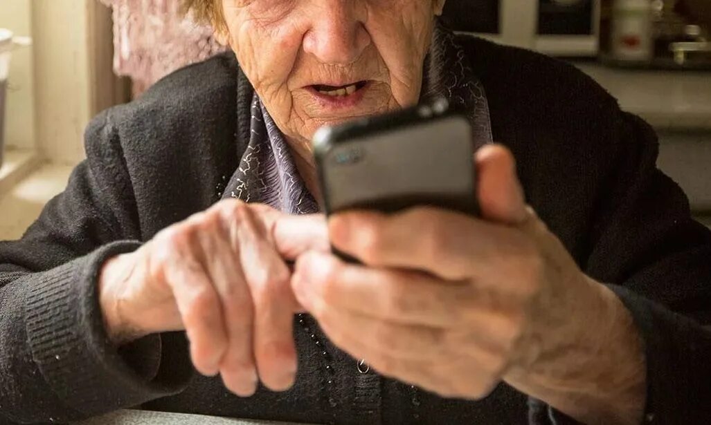 Перечислили деньги мошенникам. Телефон для пенсионеров. Мошенники обманули пенсионерку. Бабушка с телефоном. Пенсионерка с телефоном.