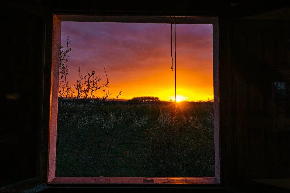Подхожу к окну и вечер. Вечернее окно. Закат в окне. Окно вечер. Вечерний вид из окна.