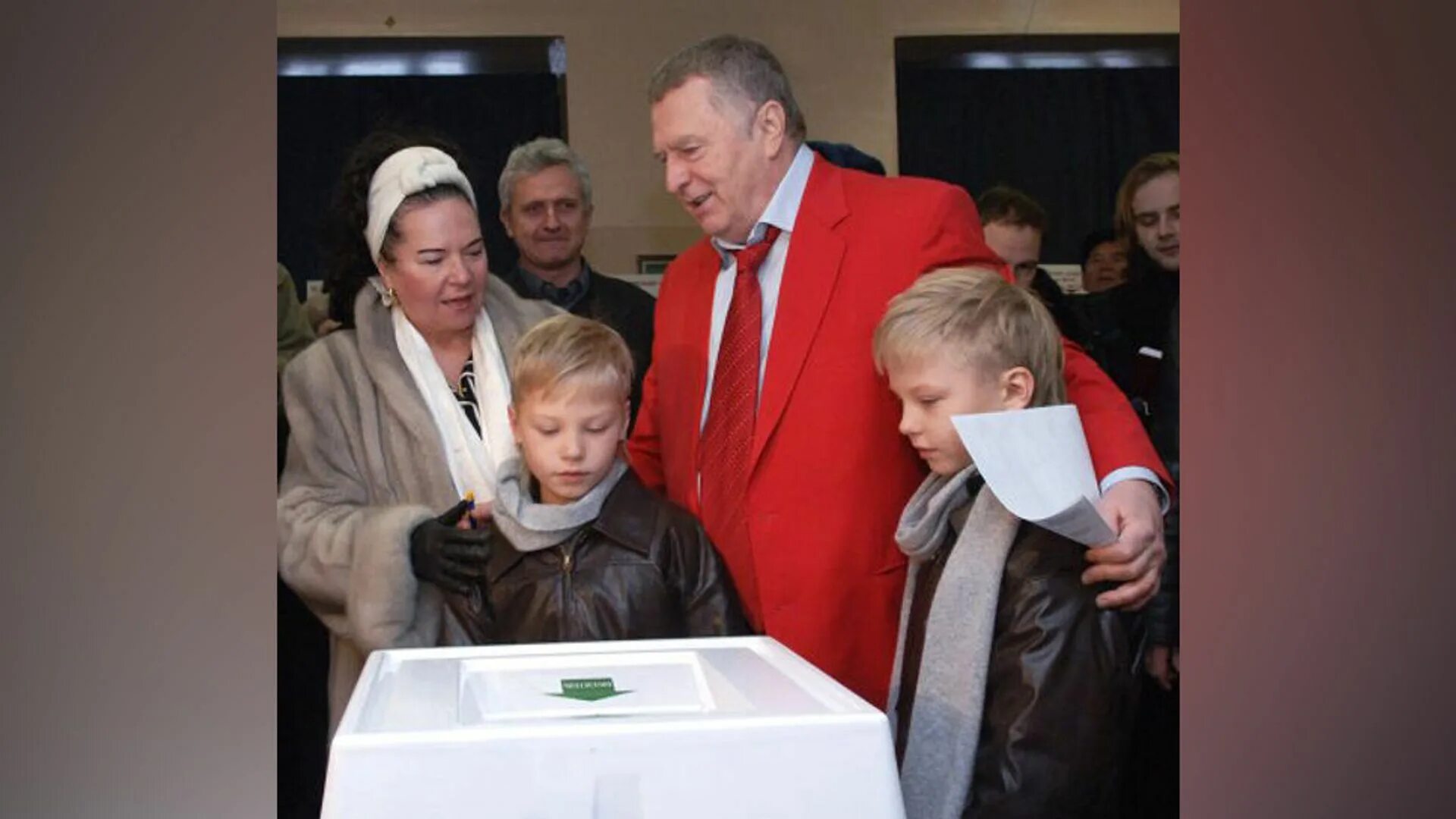 Дети жириновского владимира вольфовича. Семья жириновского фото дети. Семья жириновского владимира дети. Дети и внуки жириновского владимира вольфовича. Семья жириновского владимира вольфовича семья жена.