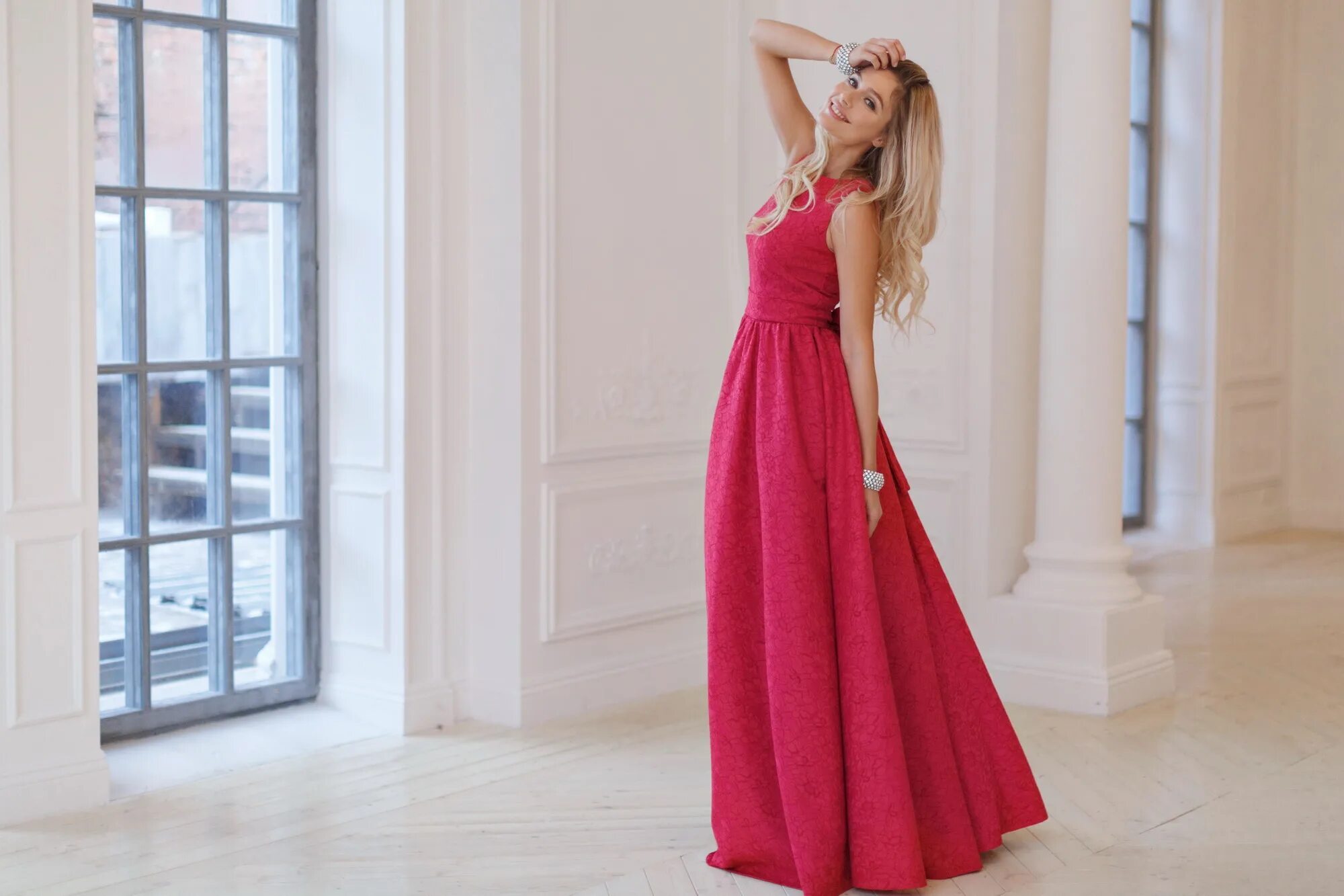 Дорогие платья. Магазин вечерних платьев. Магазин вечерних платьев спб. Вечерние платья красного цвета. Элегантные вечерние платья.