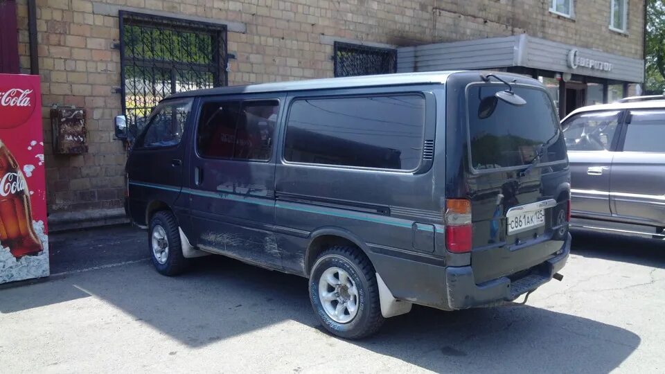 Toyota hiace h100. Тойота хайс 1995. Тойота хайс шины. 235/75/15 хайс. Тойота хайс 1992 года.