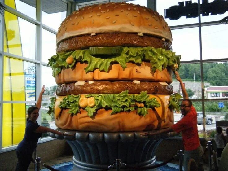 С неба падает гигантская еда название. Огромный бургер. Самый огромный бургер. Самый огромный бургер в мире. Самый большой гамбургер в мире.