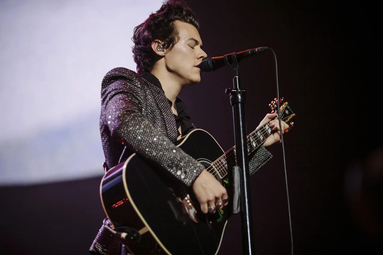 Выступление 2018. Harry styles. гарри стайлс каминг аут париж. harry styles tour 2025. гарри стайлс 2018.