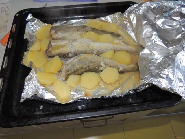 навага запеченная в духовке рецепт. навага запеченная в духовке в фольге. рыба навага жареная. навага запеченная в духовке рецепт. рыба навага в духовке.