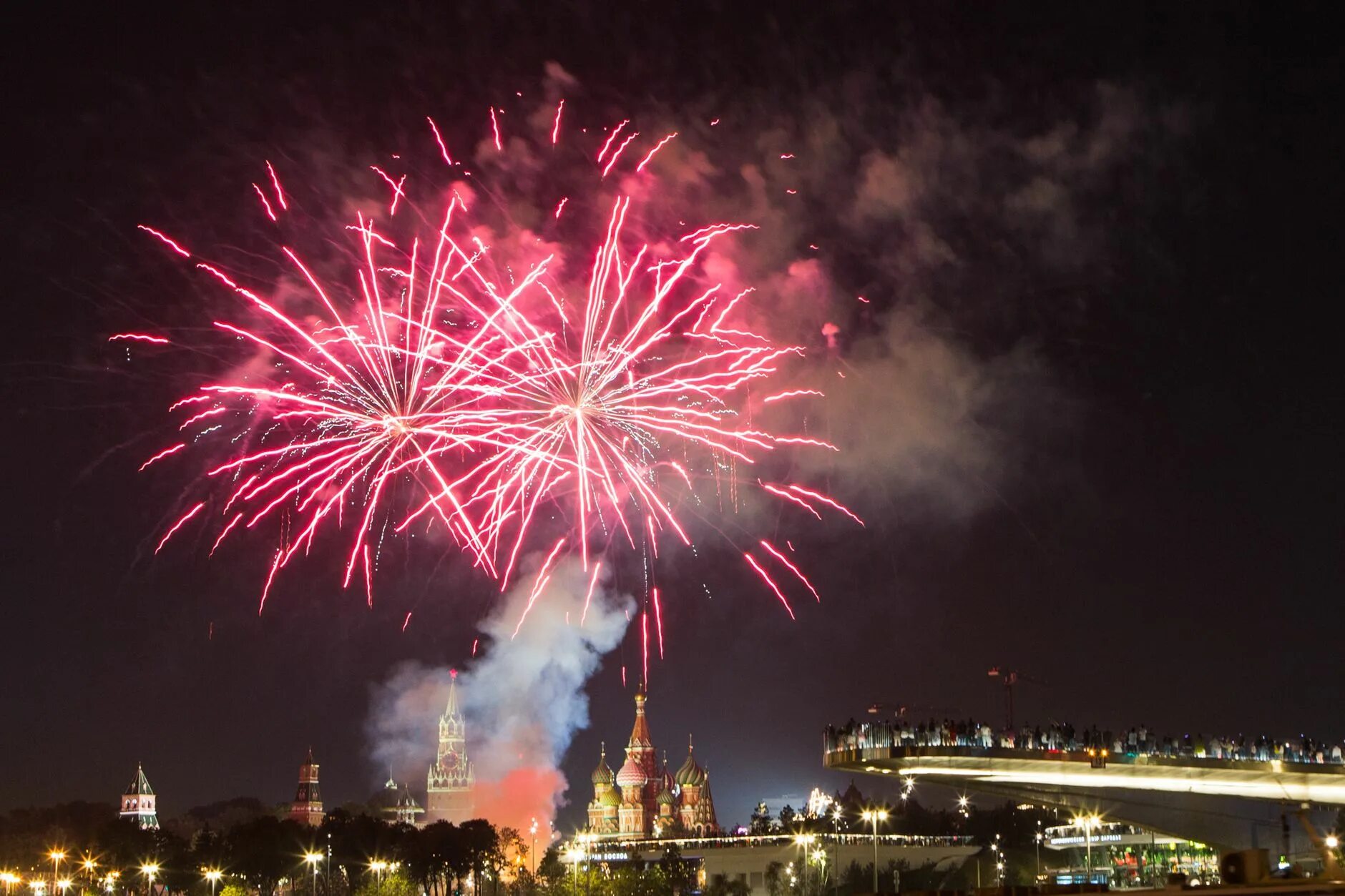 12 день города москвы. Праздничный город. С днем города Москва. Салют. Праздник в городе.