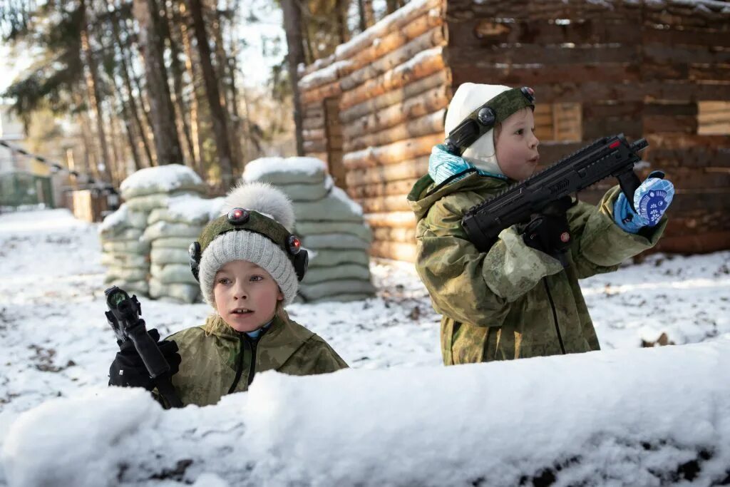 Игра войнушка для мальчиков. Лазертаг Кулига парк Тюмень. Лазертаг зимой для детей. Войнушки.