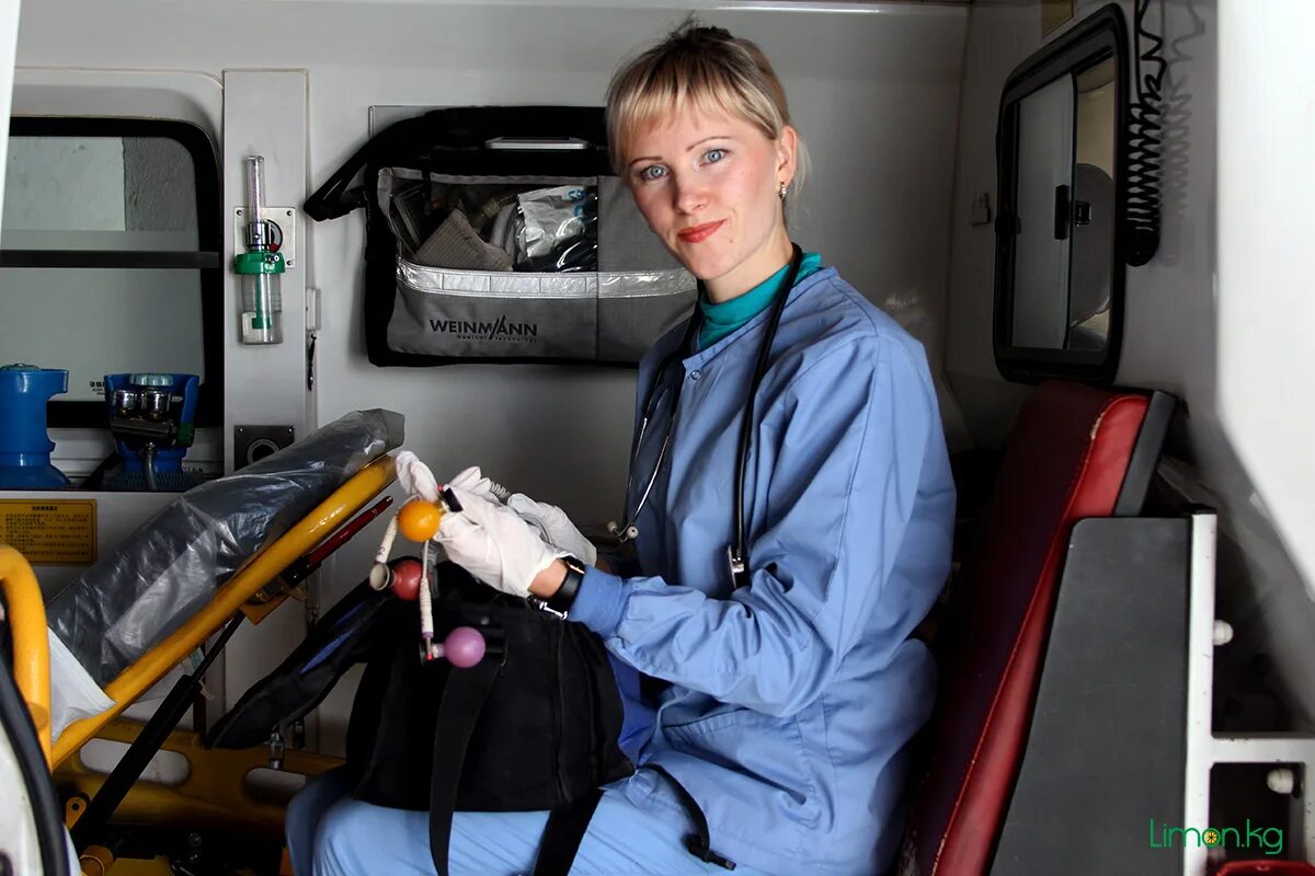 постовая медицинская сестра. медицинская сестра поликлиники. обязанности дежурного фельдшера. работа медсестры фельдшер. фельдшер на фапе.