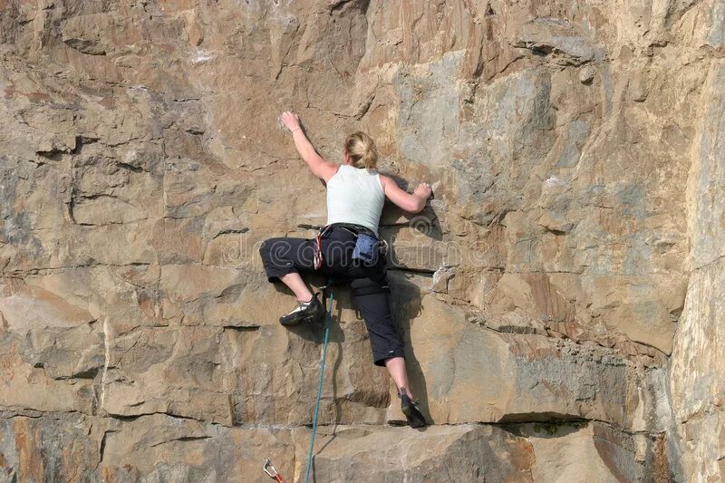 Rock climber rock climber org ru. Карабкается на скалу девушка. Помогает взобраться на скалу. Кошка карабкается на скалу. Маори карабкаться по скале.