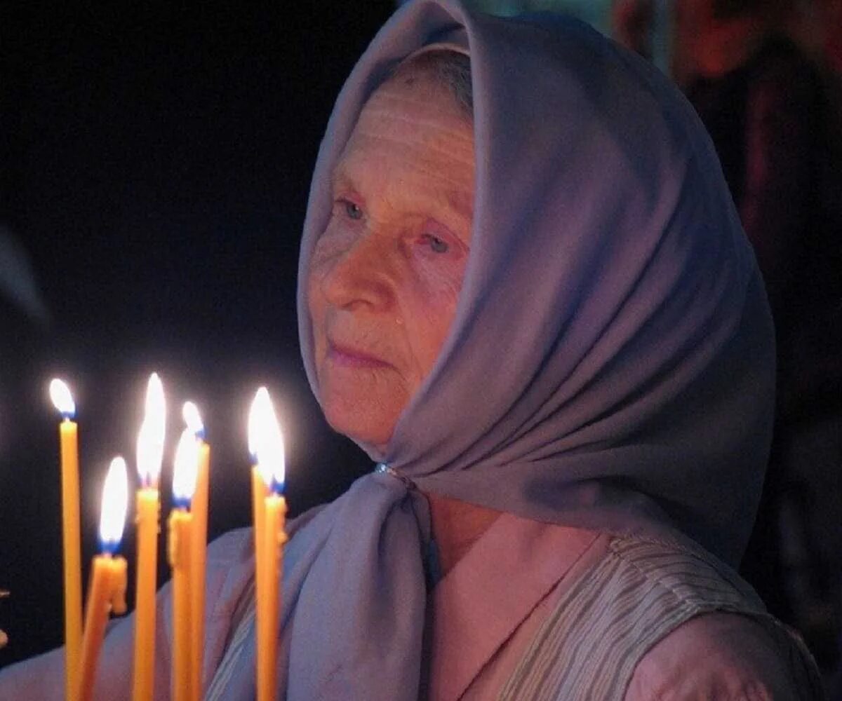 Бабушка в церкви. Бабушки молятся. Бабушка молится в храме. Бабушки молятся. Женщина в храме.