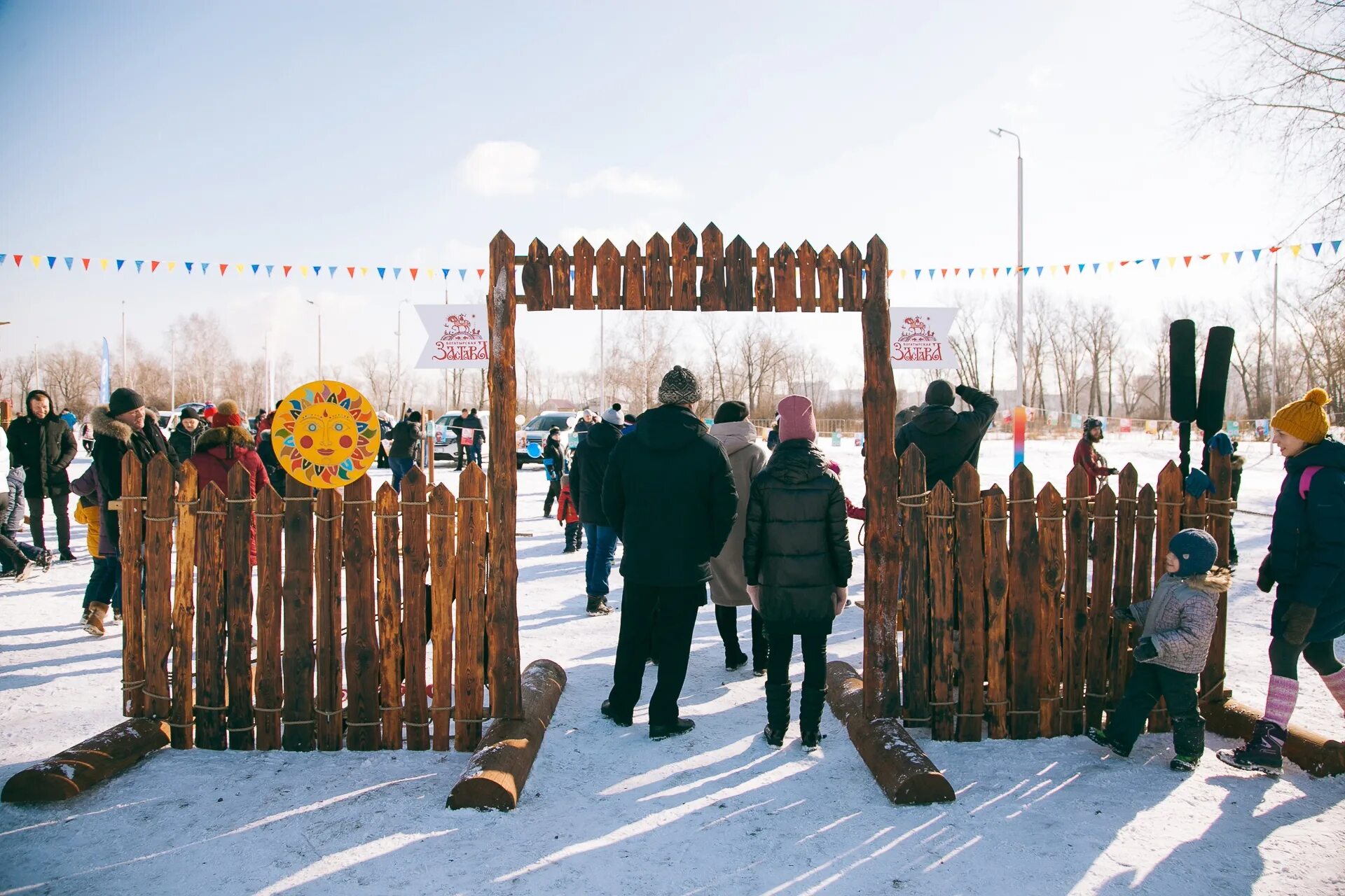 Масленица в люблино. Остров Татышева Красноярск Масленица. Празднование Масленицы. Народные гуляния на Масленицу. Празднование Масленицы в Красноярске.