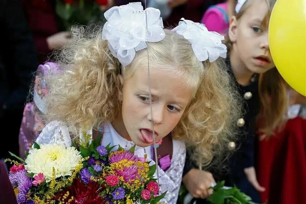 Первоклассница. Смешные первоклашки. Первое сентября. Девочки на школьной линейке. Смешные первоклассники.