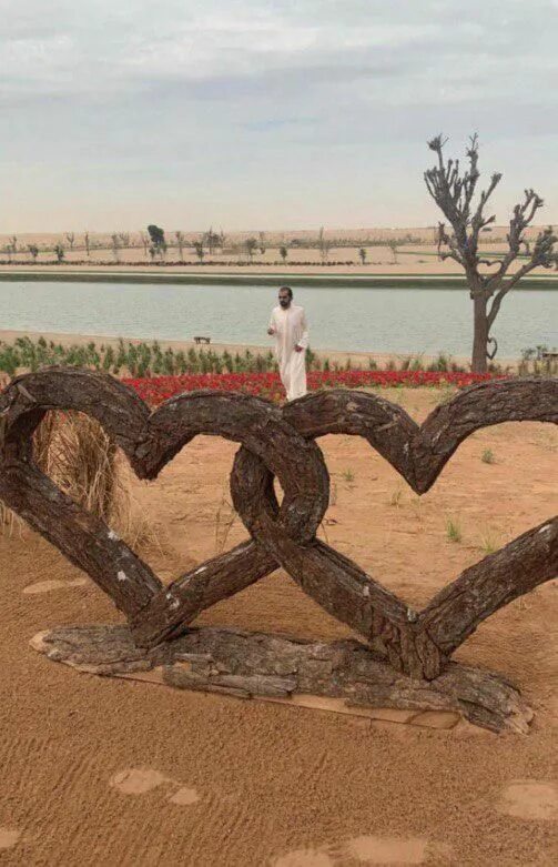 Дубай Love Lake. Озеро сердце Дубай. Озеро в форме сердца Дубай. Остров в виде сердца в пустыне. Энозер лов