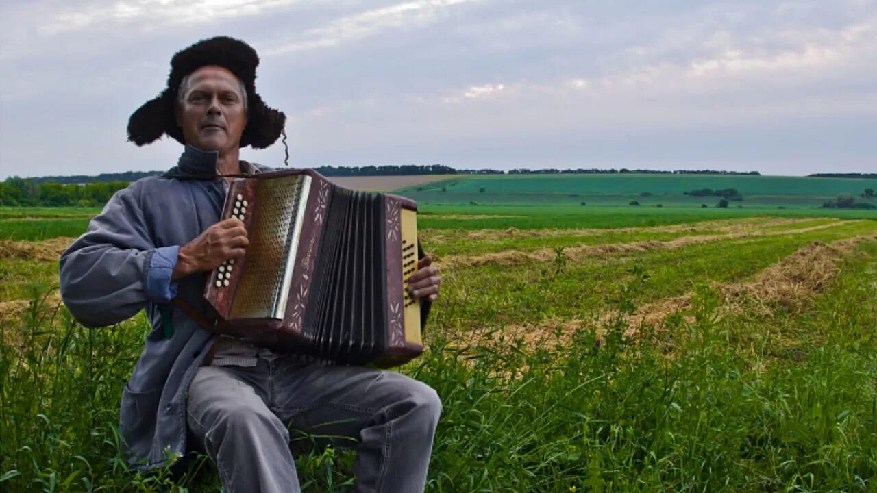 Русский баянист народные песни. Парень с гармонью. Баянист в деревне. Деревенский парень с гармошкой. Гармонист с гармошкой.