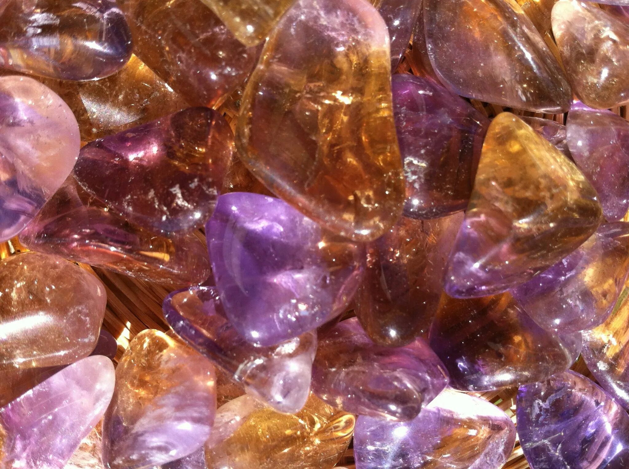 Аметрин магические свойства. Аметрин камень. Аметрин камень. Аметрин камень. Аметист аметрин камень.