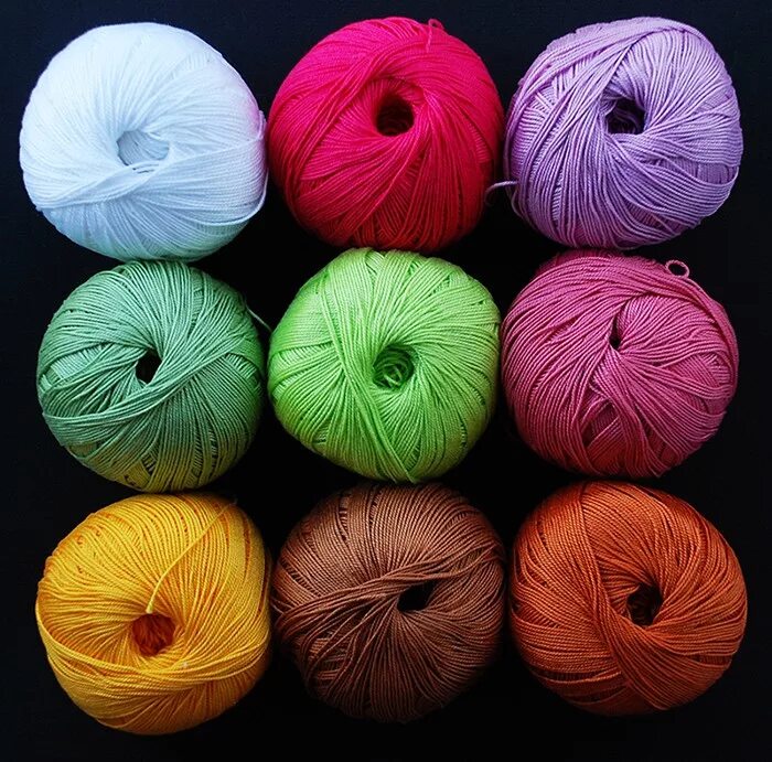 разные нитки. шерстяные нитки для вязания. нитки для шитья. нитки мулине и швейные. ткань и нитки.