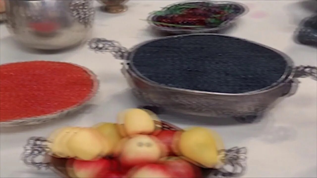 Икра красная баклажанная. Вкусный продукт. Икра красная баклажанная. Баклажанная икра или кабачковая. Икра красная баклажанная.