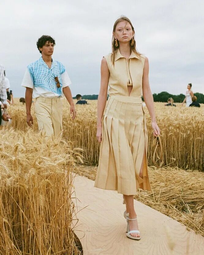 Поле моды. Jacquemus 2020 лаванда. Жакмюс показ в поле. Симон жакмюс на показе. Мода фотосессия в поле.
