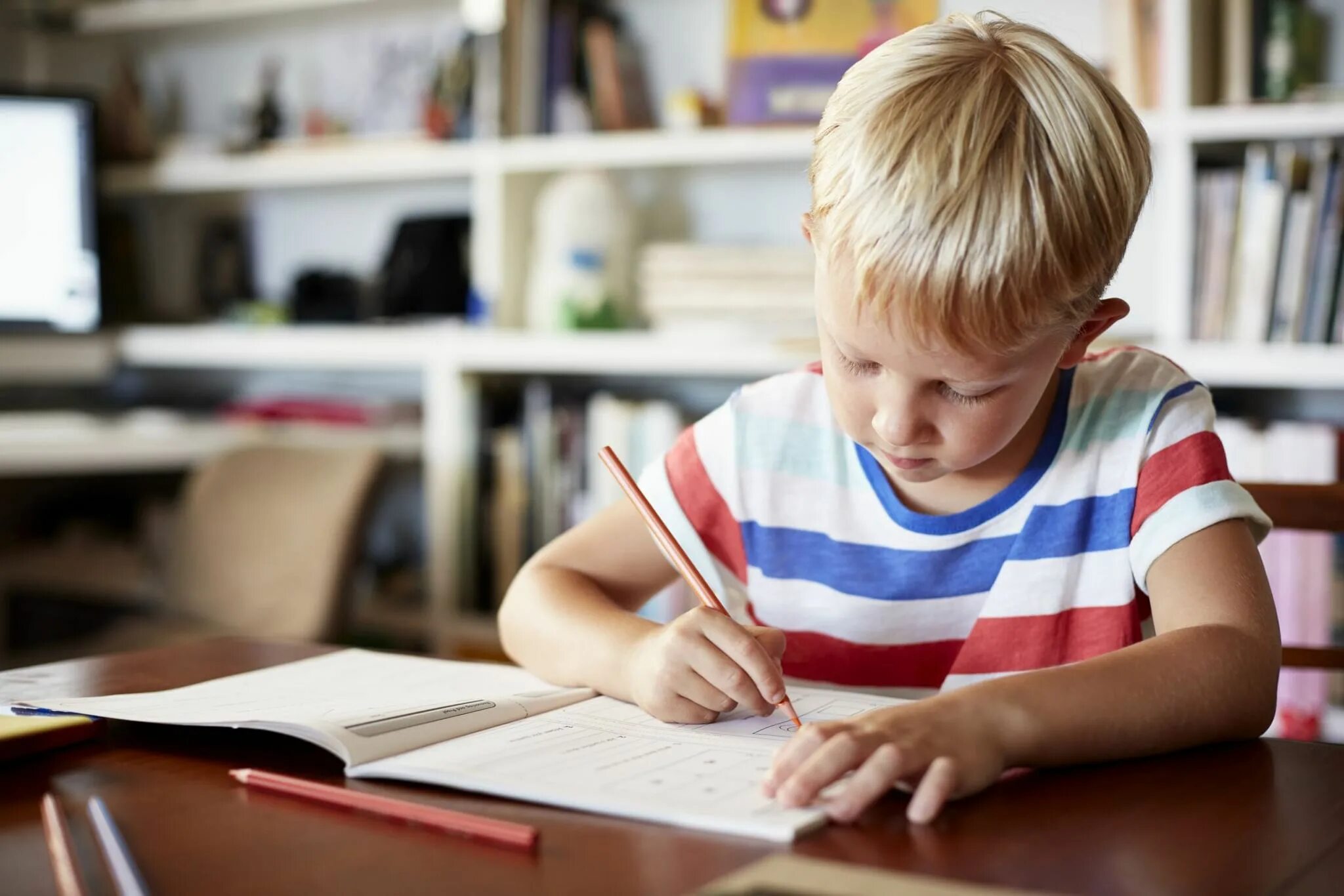 Сайт пишет сам. Ребенок за письменным столом. Школьник пишет. Тетрадки для детей. Тетради для мальчиков.
