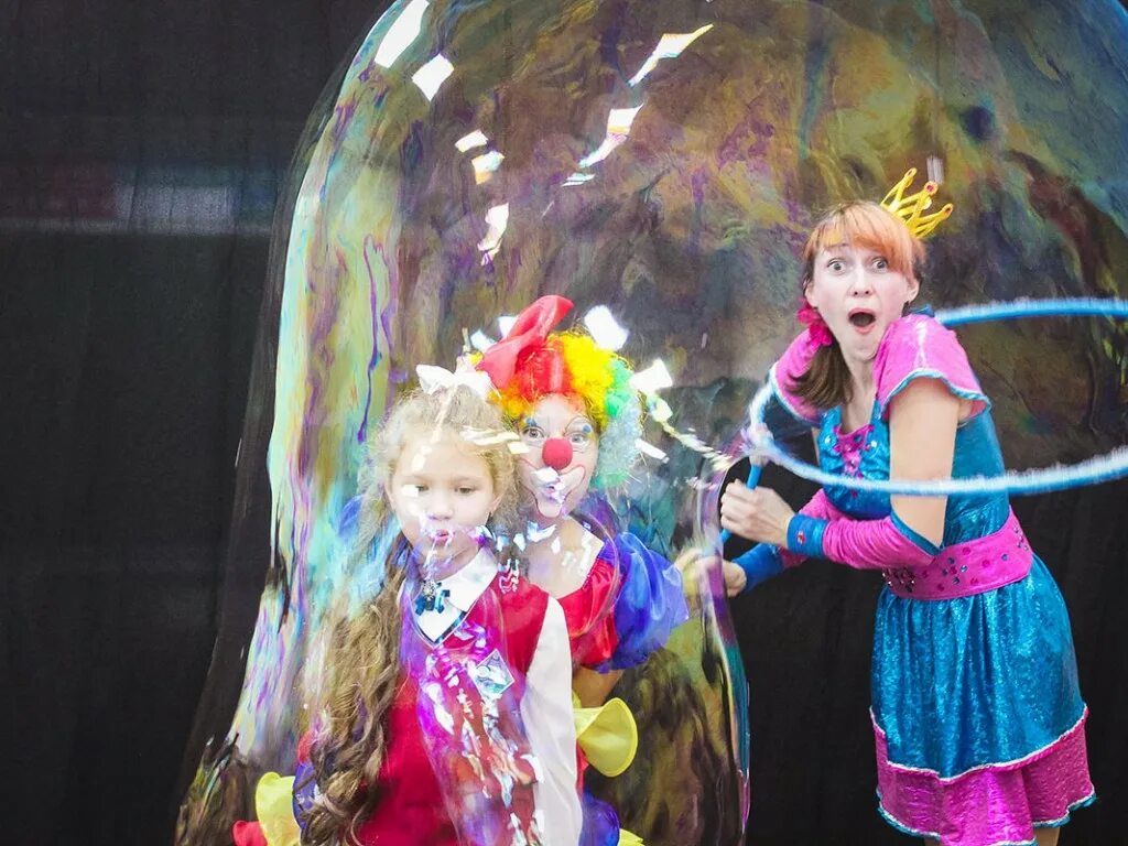 Мыльные пузыри на день рождения ребенка. Шоу мыльных пузырей аниматор. Шоу мыльных пузырей для детей. Шоу мыльных пузырей. Мыльные пузыри на день рождения ребенка.