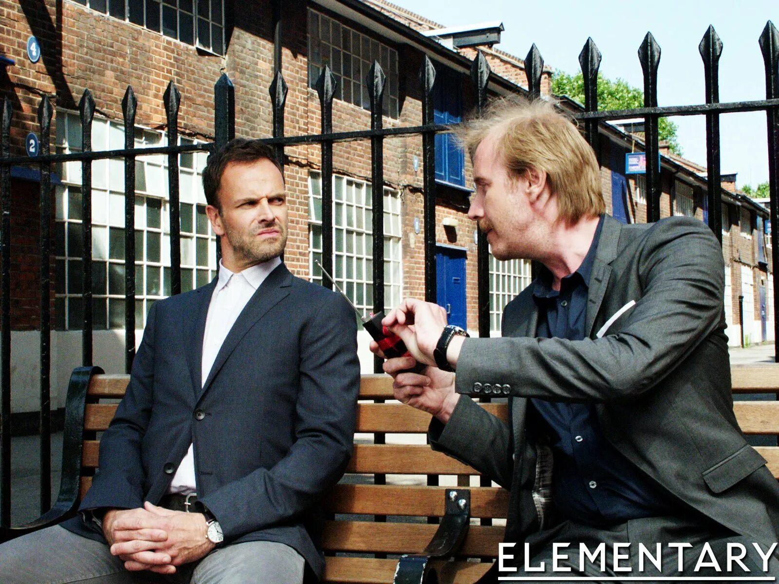 Elementary 2 1. Рис Иванс элементарно. Рис Иванс Майкрофт Холмс. Рис Иванс фото элементарно.