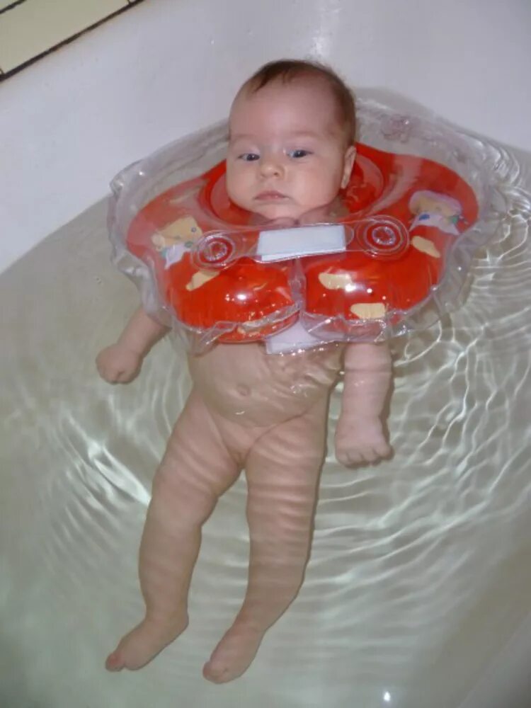 Купать с кругом на шее. Круг для малышей для купания в ванной. Круг для купания новорожденных в ванной. Купание малыша с кругом на шее. Купание грудничка с кругом на шее.