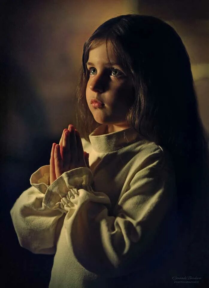 Девочка грустит. Девочка молится. Красивая девушка молится. Свеча храме девочка. Девушка молится в церкви.